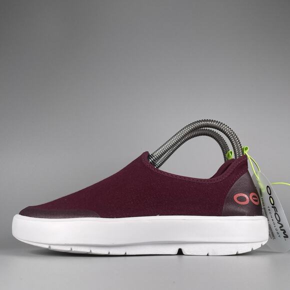Oofos OOmg eeZee Low Women's 7 Burgundy Slip On Comfort Sneakers Recovery Shoes - Picture 1 of 9